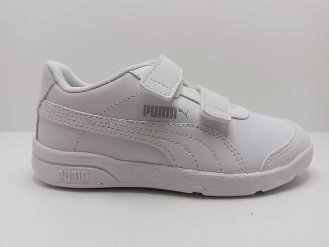 Zapatilla PUMA blanca con cierre de dos velcros.