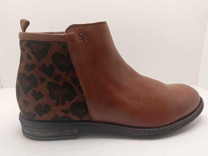 Bota ACEBOS cuero con trasero en animal print.