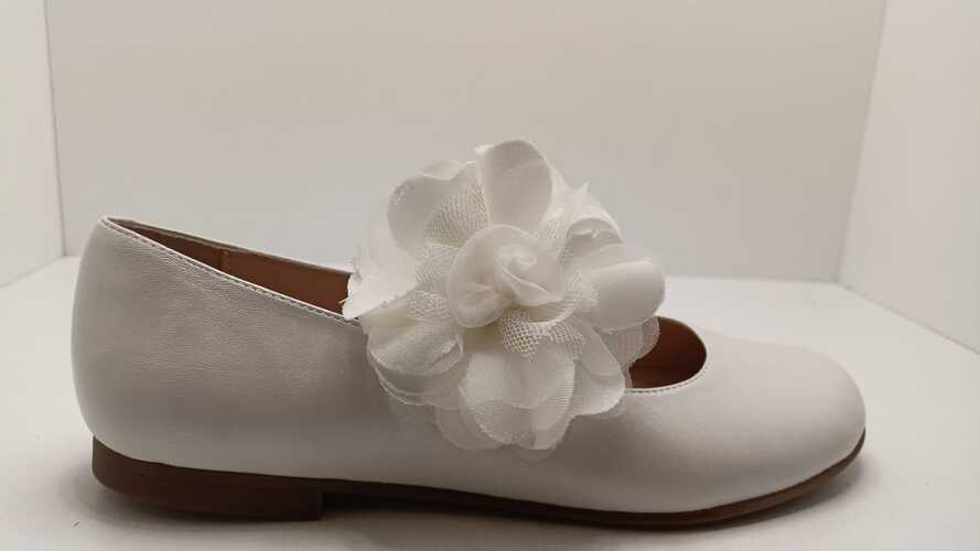 Zapato mercedes LANDOS crema con flor en la pulsera.