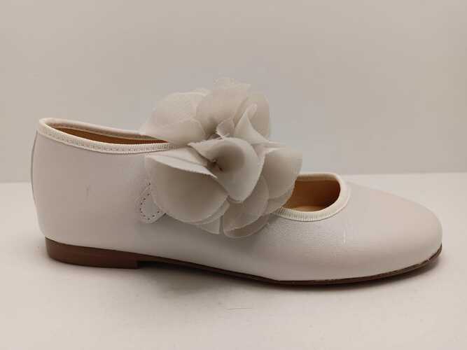 Zapato mercedes LANDOS crema con flor en la pulsera