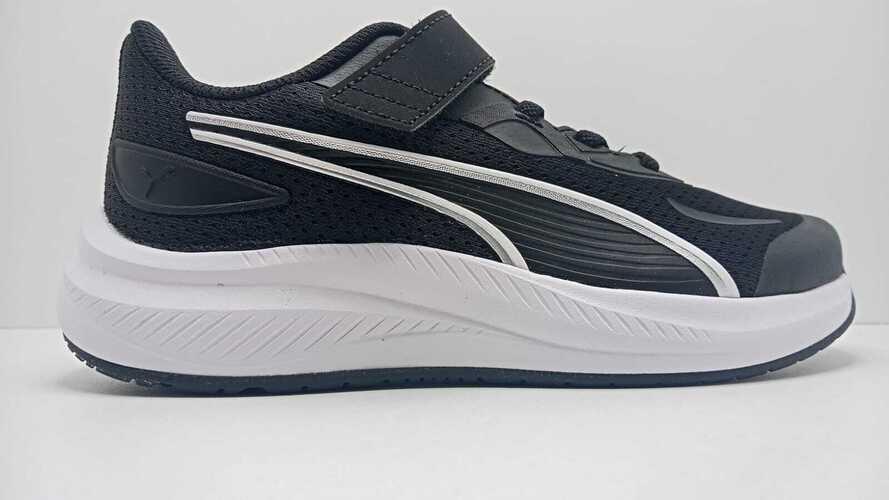 Zapatilla PUMA nylon en negro y blanco con velcro.