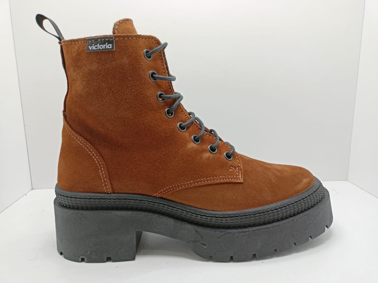 Bota VICTORIA militar serraje taupe | Tienda Online de Calzado Infantil