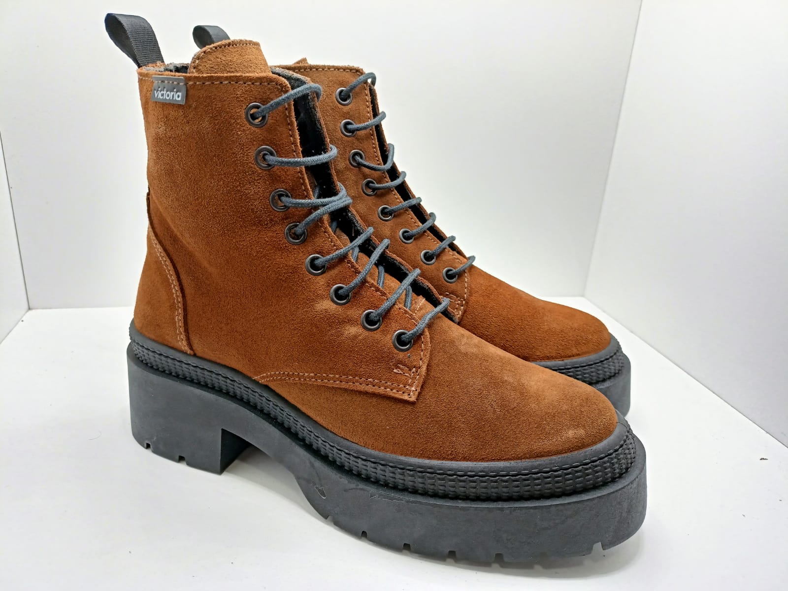 Bota VICTORIA militar serraje taupe | Tienda Online de Calzado Infantil
